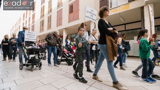 Prosvjedni skup roditelja protiv politike obaveznog cijepljenja Prosvjedni skup roditelja protiv politike obaveznog cijepljenja
