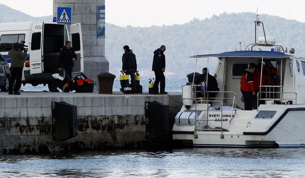 Zadar, 230110.
Jucer je Nacionalnoj sredisnjici za traganje i spasavanje na moru dojavljeno je da su nestala dvojica ribara, 64-godisnji otac i 41-godisnji sin A.M. iz Zadra. Ribari su jos u srijedu isplovili iz Kukljice na otoku Ugljanu, a njihova prevrn
