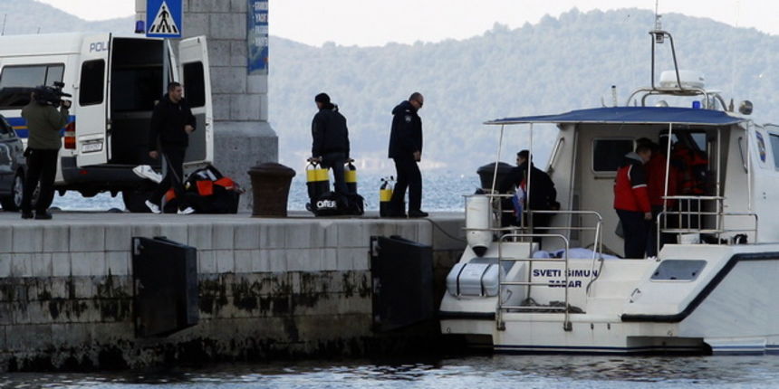 Zadar, 230110.
Jucer je Nacionalnoj sredisnjici za traganje i spasavanje na moru dojavljeno je da su nestala dvojica ribara, 64-godisnji otac i 41-godisnji sin A.M. iz Zadra. Ribari su jos u srijedu isplovili iz Kukljice na otoku Ugljanu, a njihova prevrn Zadar, 230110.
Jucer je Nacionalnoj sredisnjici za traganje i spasavanje na moru dojavljeno je da su nestala dvojica ribara, 64-godisnji otac i 41-godisnji sin A.M. iz Zadra. Ribari su jos u srijedu isplovili iz Kukljice na otoku Ugljanu, a njihova prevrn