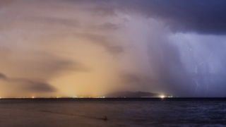 Kastela, 130912.
Prodorom hladnog zraka te formiranjem ciklone koju je Crometeo Tim nazvao “Dujomir” u ranim jutarnjim satima Splitsku okolicu je zahvatilo jako grmljavinsko nevrijeme. U samom Splitu je jutros palo 40 litara po metru cetvornom.
Na slici Kastela, 130912.
Prodorom hladnog zraka te formiranjem ciklone koju je Crometeo Tim nazvao “Dujomir” u ranim jutarnjim satima Splitsku okolicu je zahvatilo jako grmljavinsko nevrijeme. U samom Splitu je jutros palo 40 litara po metru cetvornom.
Na slici