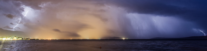 Kastela, 130912.
Prodorom hladnog zraka te formiranjem ciklone koju je Crometeo Tim nazvao “Dujomir” u ranim jutarnjim satima Splitsku okolicu je zahvatilo jako grmljavinsko nevrijeme. U samom Splitu je jutros palo 40 litara po metru cetvornom.
Na slici Kastela, 130912.
Prodorom hladnog zraka te formiranjem ciklone koju je Crometeo Tim nazvao “Dujomir” u ranim jutarnjim satima Splitsku okolicu je zahvatilo jako grmljavinsko nevrijeme. U samom Splitu je jutros palo 40 litara po metru cetvornom.
Na slici