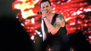 Zagreb, 140210.
Arena Zagreb, Laniste.
Koncert engleske rock skupine Depeche Mode.
Na slici: David Gahan.
Foto: Boris Kovacev / CROPIX