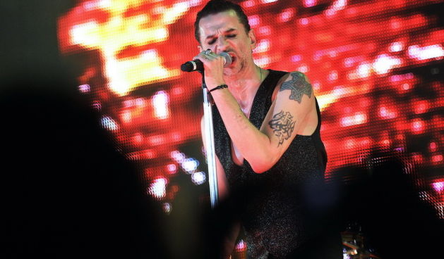 Zagreb, 140210.
Arena Zagreb, Laniste.
Koncert engleske rock skupine Depeche Mode.
Na slici: David Gahan.
Foto: Boris Kovacev / CROPIX