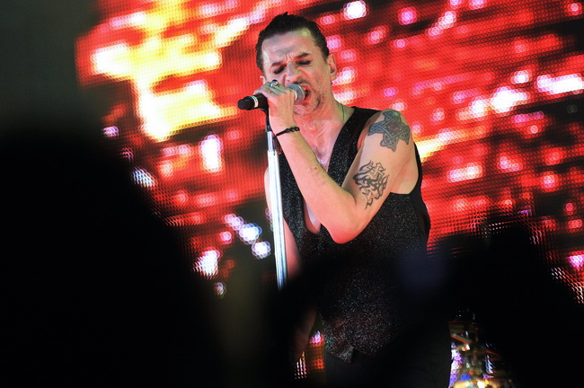 Zagreb, 140210.
Arena Zagreb, Laniste.
Koncert engleske rock skupine Depeche Mode.
Na slici: David Gahan.
Foto: Boris Kovacev / CROPIX