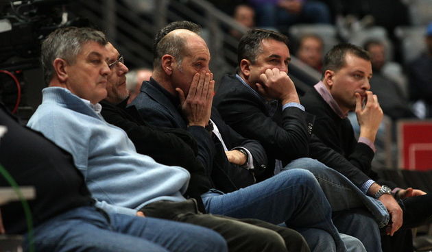 Zadara, 220111.
Dvorana Kresimira Cosica.Kosarkaska utakmica NLB lige izmedju Zadra i Crvene Zvezde.
Na slici : uprava Zadra gleda utakmicu
Foto : Vladimir Ivanov / CROPIX