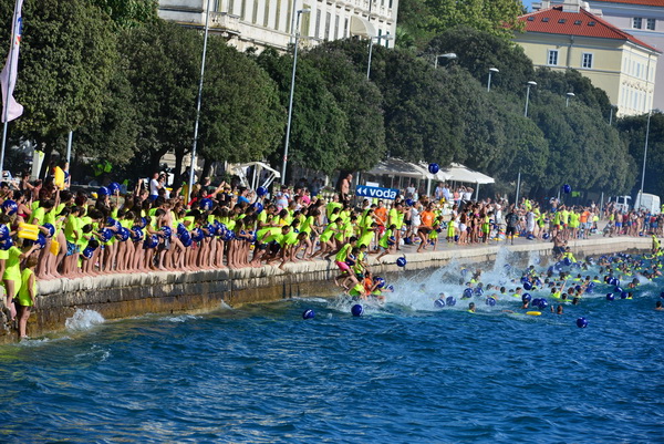 10. dm Millennium Jump na zadarskoj rivi – 3 tisuće skakača poslalo prekrasnu priču u svijet 10. dm Millennium Jump na zadarskoj rivi – 3 tisuće skakača poslalo prekrasnu priču u svijet
