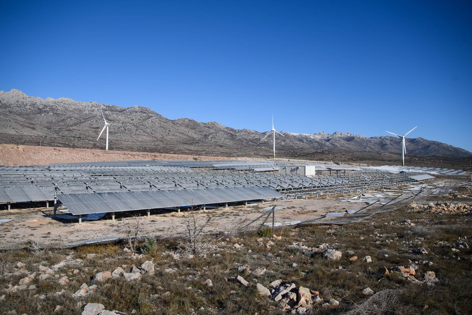U Zatonu Obrovačkom bura uništila jednu od najvećih solarnih elektrana u Hrvatskoj U Zatonu Obrovačkom bura uništila jednu od najvećih solarnih elektrana u Hrvatskoj