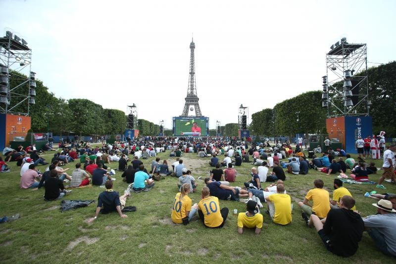 EURO 2016: Fan zona pored Eiffelovog tornja. Photo: Sanjin Strukić/PIXSELL EURO 2016: Fan zona pored Eiffelovog tornja. Photo: Sanjin Strukić/PIXSELL