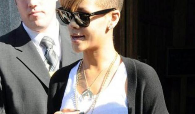 Rihanna u modu vraća torbicu oko pojasa (Tportal.hr)