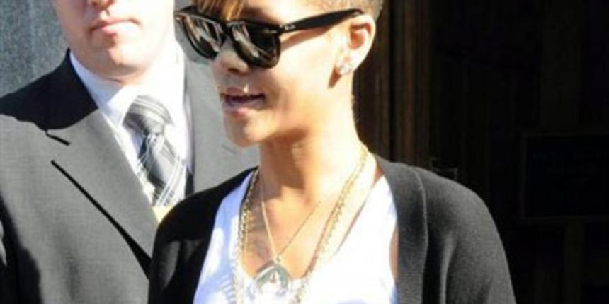 Rihanna u modu vraća torbicu oko pojasa (Tportal.hr) Rihanna u modu vraća torbicu oko pojasa (Tportal.hr)