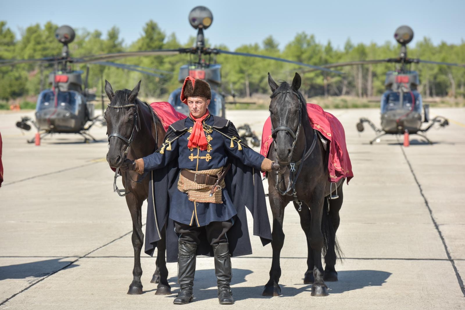 Svečanost povodom završetka obuke pilota na helikopterima OH-58D Kiowa Warrior Svečanost povodom završetka obuke pilota na helikopterima OH-58D Kiowa Warrior