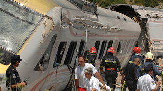 Rudine, 240709.
Nagibni vlak koji se kretao na relaciji Zagreb- Split iskocio je danas u 12. 08 sati iz tracnica u mjestu Rudine, izmedju kolodvora Labin Dalmatinski i Kastel Stari. Ozlijedjeno je vise desetaka ljudi, a nesluzbeno se doznaje da ima i pogi