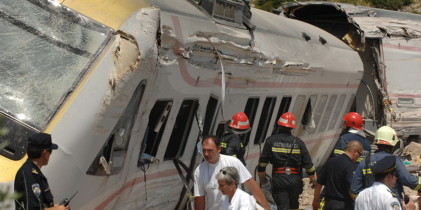 Rudine, 240709.
Nagibni vlak koji se kretao na relaciji Zagreb- Split iskocio je danas u 12. 08 sati iz tracnica u mjestu Rudine, izmedju kolodvora Labin Dalmatinski i Kastel Stari. Ozlijedjeno je vise desetaka ljudi, a nesluzbeno se doznaje da ima i pogi