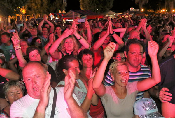 Virsko ljeto 2016: Tomislav Bralić i klapa Intrade oduševili 12 tisuća obožavatelja na virskoj rivi Virsko ljeto 2016: Tomislav Bralić i klapa Intrade oduševili 12 tisuća obožavatelja na virskoj rivi