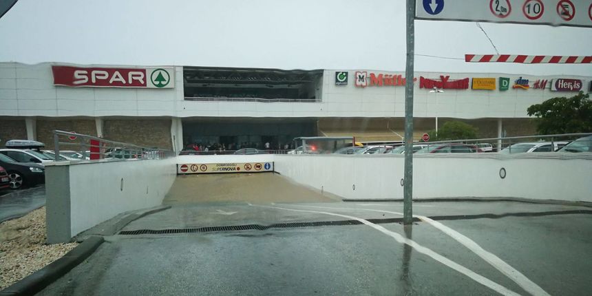 Poplavljena garaža u Supernova centru Poplavljena garaža u Supernova centru