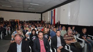 Bibinje: Predstavljena knjiga “Bitka za Vukovar” Damira Plavšića. Foto: Leo Banić Bibinje: Predstavljena knjiga “Bitka za Vukovar” Damira Plavšića. Foto: Leo Banić