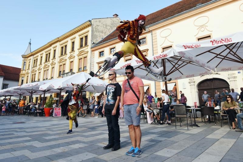 Šesti dan Špancirfesta, nastup uličnih performera Jesters Šesti dan Špancirfesta, nastup uličnih performera Jesters