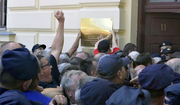 02.09.2013., Vukovar – Prosvjednici nezadovoljni jutros postavljenim tablama s dvojezicnim natpisima prosvjedovali su ispred Ureda drzavne uprave i ispred zgrade policije. Probili su policijske ‘”zive zidove” te poskidali sve postavljene table. Photo: G