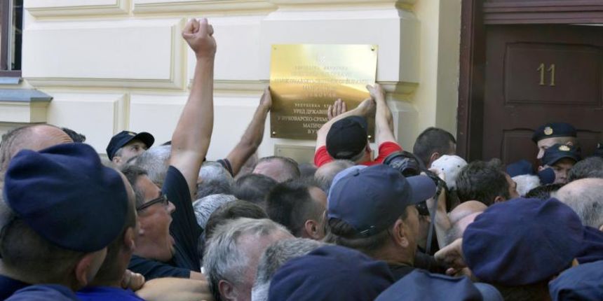 02.09.2013., Vukovar – Prosvjednici nezadovoljni jutros postavljenim tablama s dvojezicnim natpisima prosvjedovali su ispred Ureda drzavne uprave i ispred zgrade policije. Probili su policijske ‘”zive zidove” te poskidali sve postavljene table. Photo: G
