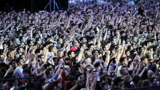 Zagreb, 080611.
Stadion Maksimir.
Nastup americke rock grupe Bon Jovi. 
Na slici: publika.
Foto: Boris Kovacev / CROPIX
