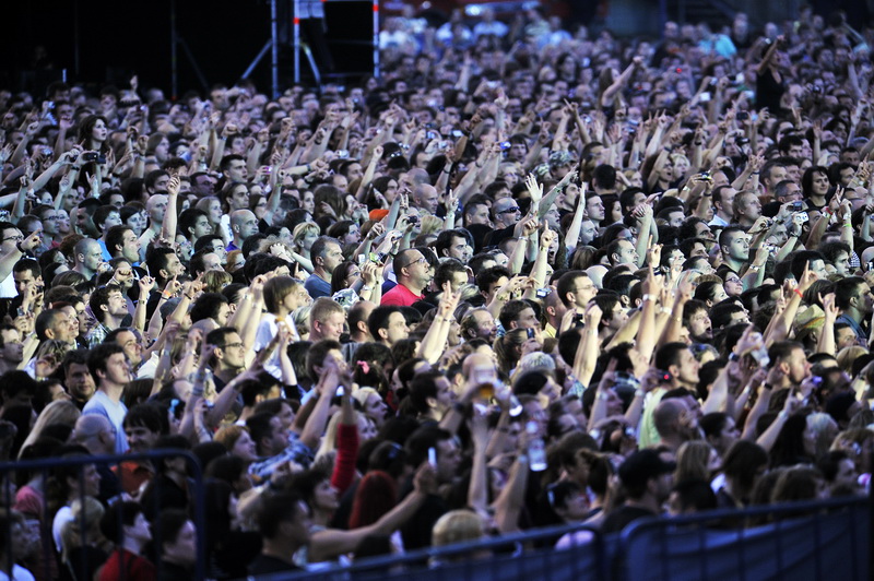 Zagreb, 080611.
Stadion Maksimir.
Nastup americke rock grupe Bon Jovi. 
Na slici: publika.
Foto: Boris Kovacev / CROPIX