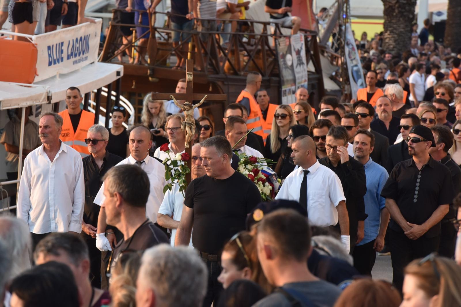 Split dostojanstveno na posljednju plovidbu ispratio legendu Olivera Dragojevića