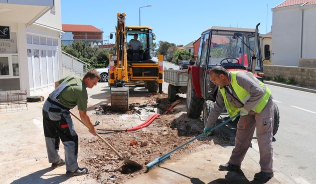 Vir: Radovi na postavljanju javne rasvjete i asfaltiranju prometnica