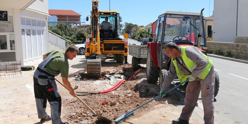Vir: Radovi na postavljanju javne rasvjete i asfaltiranju prometnica Vir: Radovi na postavljanju javne rasvjete i asfaltiranju prometnica
