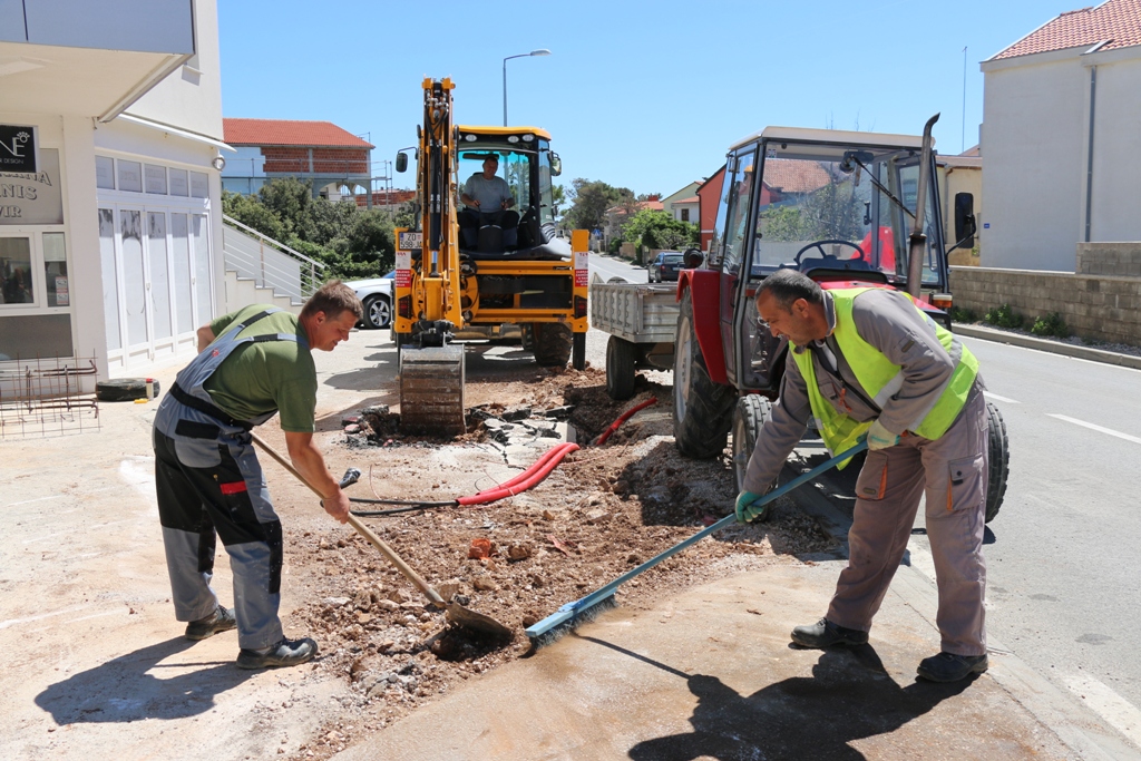 Vir: Radovi na postavljanju javne rasvjete i asfaltiranju prometnica Vir: Radovi na postavljanju javne rasvjete i asfaltiranju prometnica