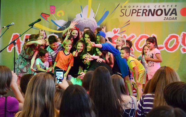 Supernova: Adio školo uz uručenje nagradnog automobila Audi A 1 i velike donacije u visini 50.000 kn HCK-u Supernova: Adio školo uz uručenje nagradnog automobila Audi A 1 i velike donacije u visini 50.000 kn HCK-u