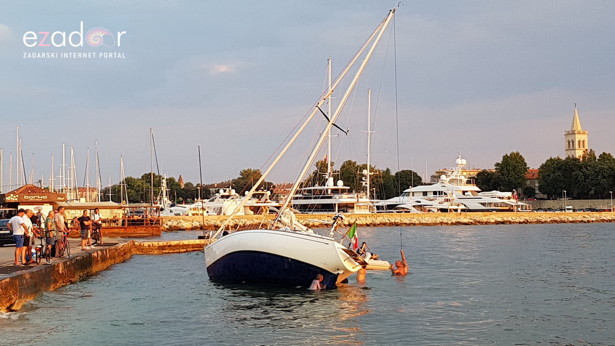 Jedrilica se nasukala uz Obalu kneza Trpimira Jedrilica se nasukala uz Obalu kneza Trpimira