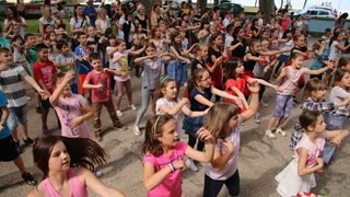 Posljednji dan nastave u OŠ Petra Preradovića u ritmu zumbe Posljednji dan nastave u OŠ Petra Preradovića u ritmu zumbe
