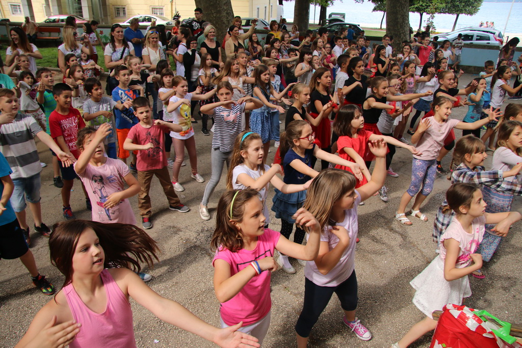 Posljednji dan nastave u OŠ Petra Preradovića u ritmu zumbe Posljednji dan nastave u OŠ Petra Preradovića u ritmu zumbe