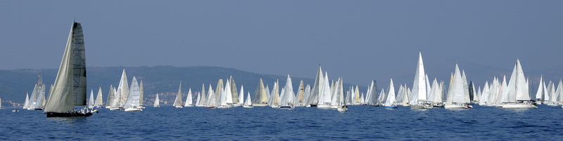 Split, 240911.
Na 80.Mrduja jubilarnoj regati izislo 242 plovila u borbu za veliki trofej. Na startu vjetar nije bio naklonjen jedrilicarima pa su mnogi satima plutali u bonaci.
Na slici:regata.
Foto: Jadran Babic / CROPIX