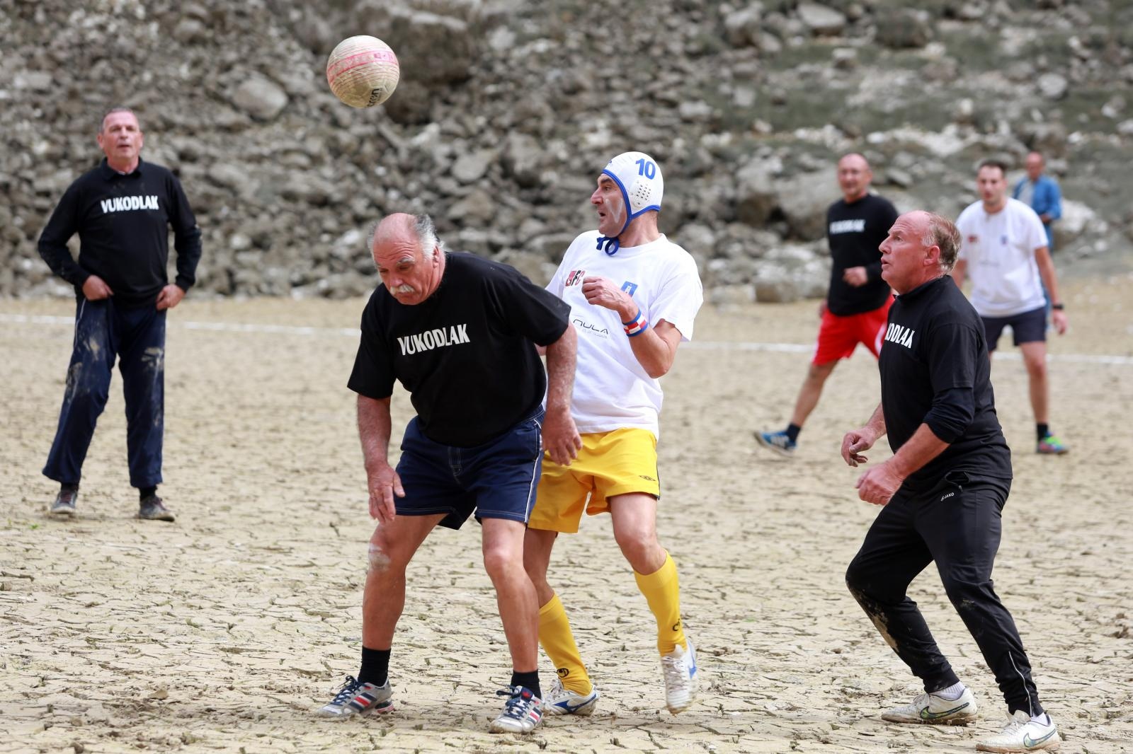 Utakmica na dnu jezera