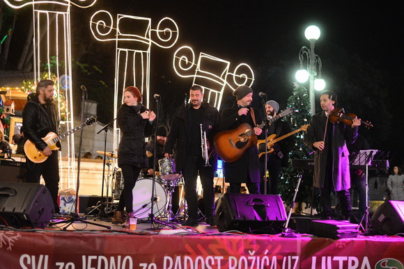 Advent u Zadru: Pavel raspjevao i rasplesao Zadrane na Trgu Petra Zoranića. Foto: Iva Perinčić Advent u Zadru: Pavel raspjevao i rasplesao Zadrane na Trgu Petra Zoranića. Foto: Iva Perinčić