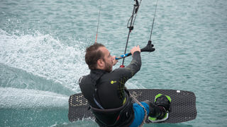 Južina nekima donosi glavobolju, surferima i kajterima je prava radost. Tako je bilo i jučer. Na biogradskoj plaži Dražica okupilo se dvadesetak ljubitelja vjetra, većina iz kiteboarding kluba Badevana-surf iz Zagreba. Iako su po meteorološkoj prognozi oč