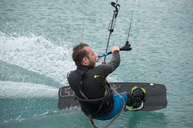 Južina nekima donosi glavobolju, surferima i kajterima je prava radost. Tako je bilo i jučer. Na biogradskoj plaži Dražica okupilo se dvadesetak ljubitelja vjetra, većina iz kiteboarding kluba Badevana-surf iz Zagreba. Iako su po meteorološkoj prognozi oč