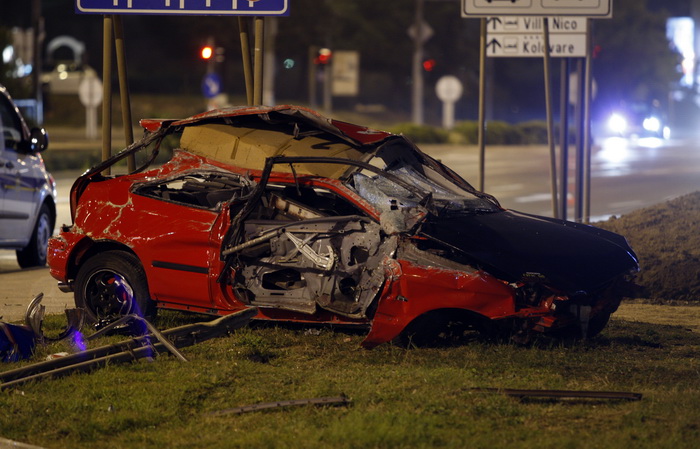 Zadar, 140311.
U Zagrebackoj ulici na Bulevaru u Zadru veceras se dogodila teska prometna nesreca. Ocevid je u tijeku tako da pojedinosti o nesreci i putnicima nisu poznate.
Foto: Jure Miskovic / CROPIX