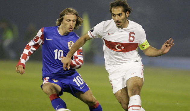 Zagreb, 151111.   Stadion Maksimir. Uzvratna utakmica dodatnih kvalifikacija za odlazak na EURO 2012. u Ukrajini i Poljskoj, izmedju Hrvatske i Turske.Na slici: Luka Modric i Hamit Altintop.Foto: Nenad Dugi / CROPIX