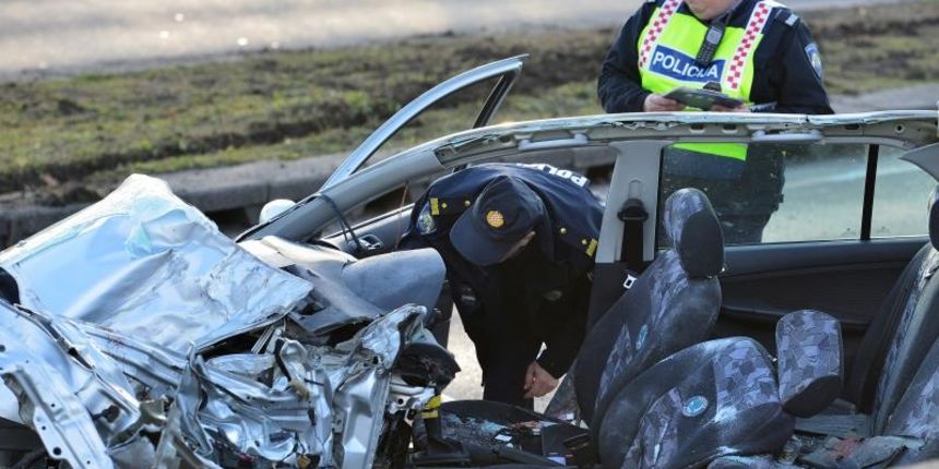 Teska prometna nesreca na Ljubljanskoj aveniji. Vozac kamiona skrenuo je u suprotni trak te naletio na osobni automobil marke skoda. Photo: Marko Prpic/PIXSELL Teska prometna nesreca na Ljubljanskoj aveniji. Vozac kamiona skrenuo je u suprotni trak te naletio na osobni automobil marke skoda. Photo: Marko Prpic/PIXSELL