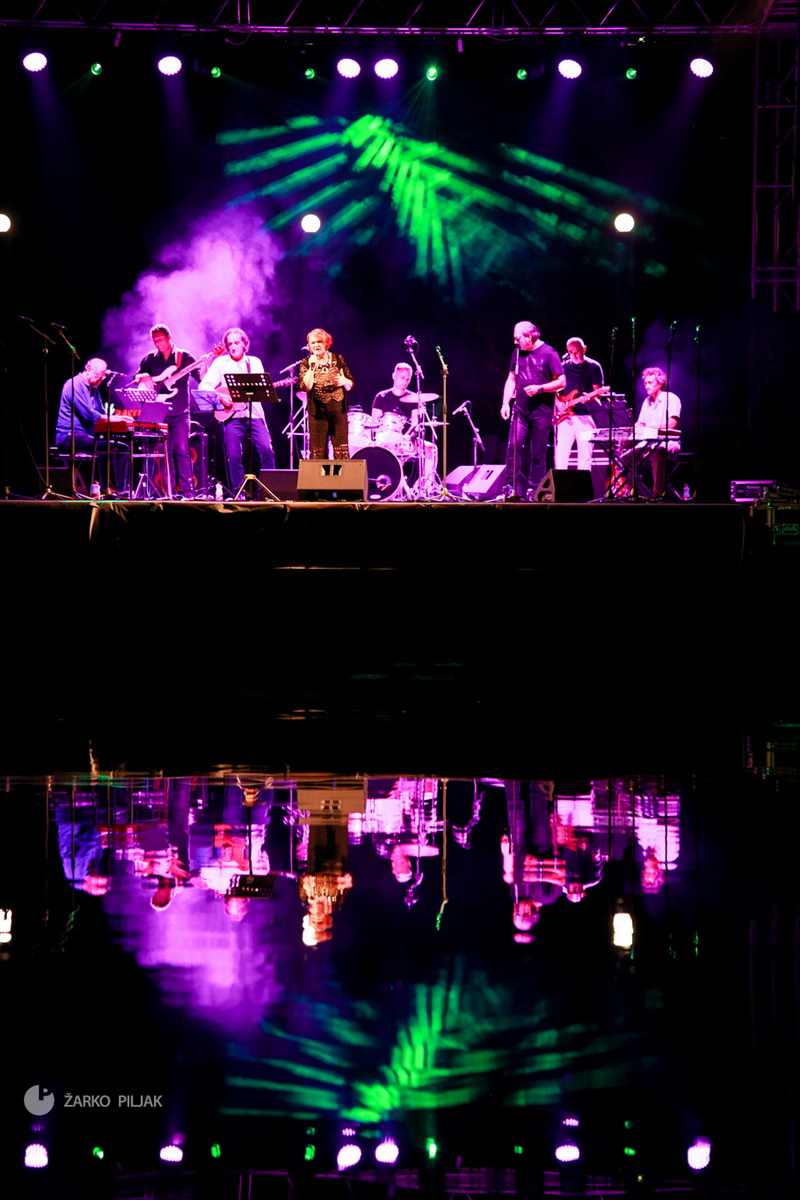 Zorica Kondža i klapa Cambi @ bazen Ilirije u Biogradu