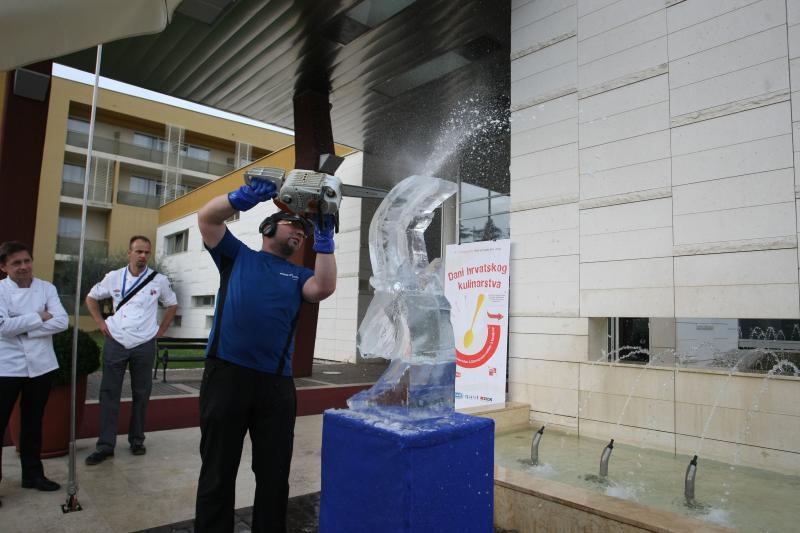 Umag – Hotel Sol Garden Istra u Katoru. Dani hrvatskog kulinarstva i ove godine okupljaju najbolje kuhare, slasticare i ucenike srednjih strukovnih ckola koji se natjecu za medalje i titule drzavnih prvaka. Clanovi zirija. Photo: Dusko Marusic/PIXSELL Umag – Hotel Sol Garden Istra u Katoru. Dani hrvatskog kulinarstva i ove godine okupljaju najbolje kuhare, slasticare i ucenike srednjih strukovnih ckola koji se natjecu za medalje i titule drzavnih prvaka. Clanovi zirija. Photo: Dusko Marusic/PIXSELL