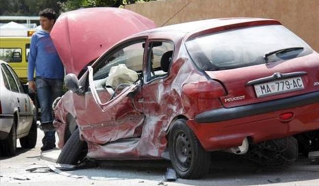 Hitna pomoć smrskala Peugeot, Foto: Ivo Ravlić / CROPIX