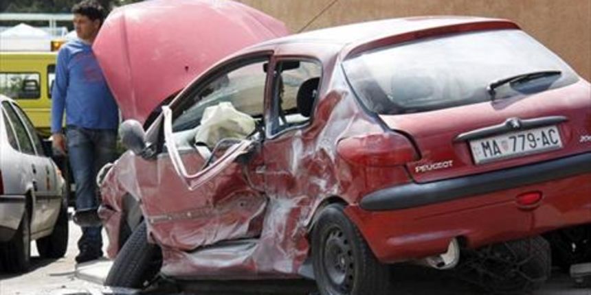 Hitna pomoć smrskala Peugeot, Foto: Ivo Ravlić / CROPIX