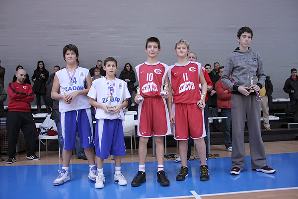 Podjela medalja na Božićnom košarkaškom turniru