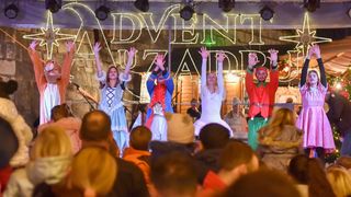 Sv. Nikola s Krampusom i Vilenjakom zabavljao djecu od Kampo Kaštela do Trga Petra Zoranića Sv. Nikola s Krampusom i Vilenjakom zabavljao djecu od Kampo Kaštela do Trga Petra Zoranića