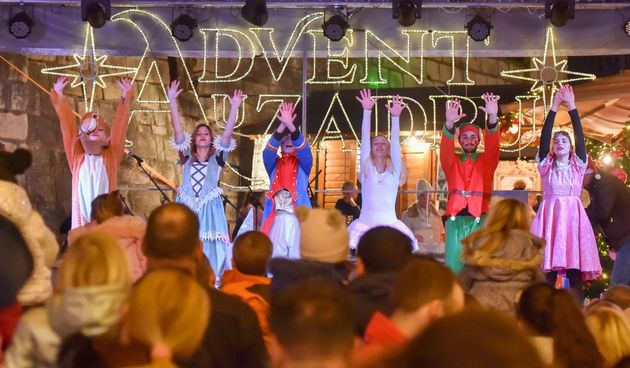 Sv. Nikola s Krampusom i Vilenjakom zabavljao djecu od Kampo Kaštela do Trga Petra Zoranića