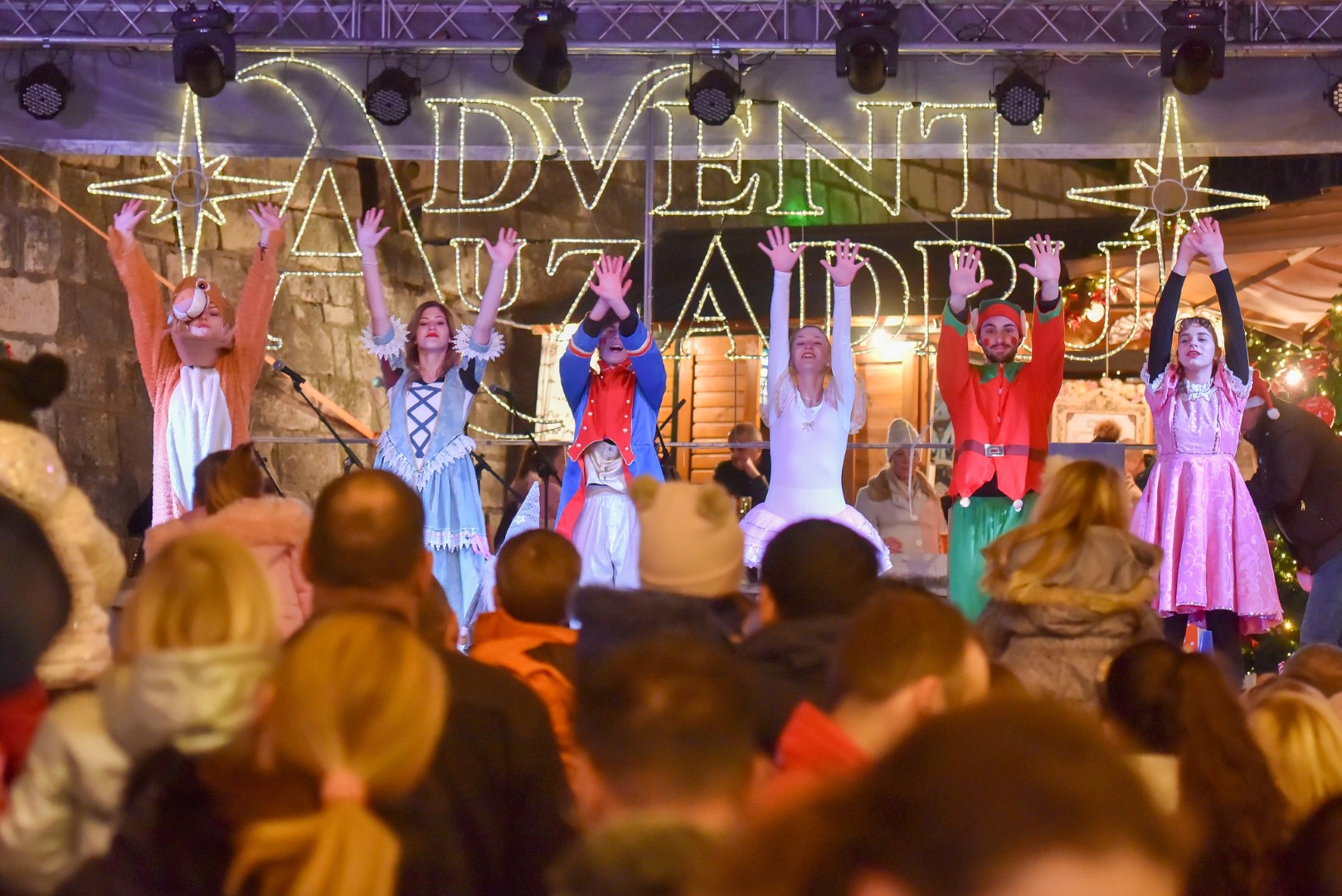 Sv. Nikola s Krampusom i Vilenjakom zabavljao djecu od Kampo Kaštela do Trga Petra Zoranića Sv. Nikola s Krampusom i Vilenjakom zabavljao djecu od Kampo Kaštela do Trga Petra Zoranića