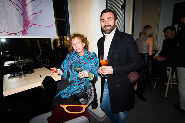 Jučer je Zagreb postati bogatiji za još jednu destinaciju za opuštanje Bistroteka Bar, u kojoj će svi posjetitelji moći uživati u bogatoj ponudi whiskey-a, cognaca, gina, ruma, koktela, kojeg će prepoznati svi ljubitelji ovog jedinstvenog užitka. Dobru Jučer je Zagreb postati bogatiji za još jednu destinaciju za opuštanje Bistroteka Bar, u kojoj će svi posjetitelji moći uživati u bogatoj ponudi whiskey-a, cognaca, gina, ruma, koktela, kojeg će prepoznati svi ljubitelji ovog jedinstvenog užitka. Dobru